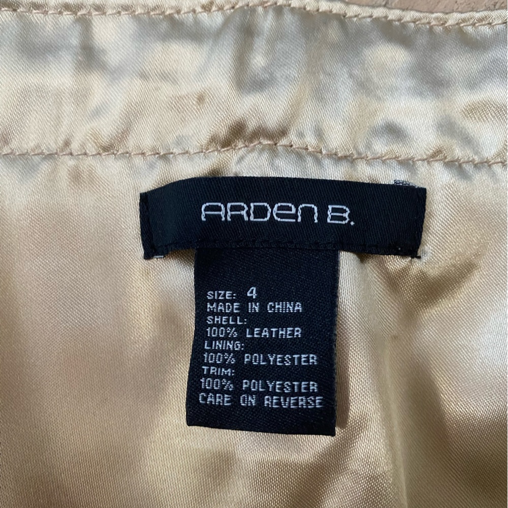 Tan suede a line skirt with crochet hem and belt size 4. Vintage Arden B. - Picture 3 of 6